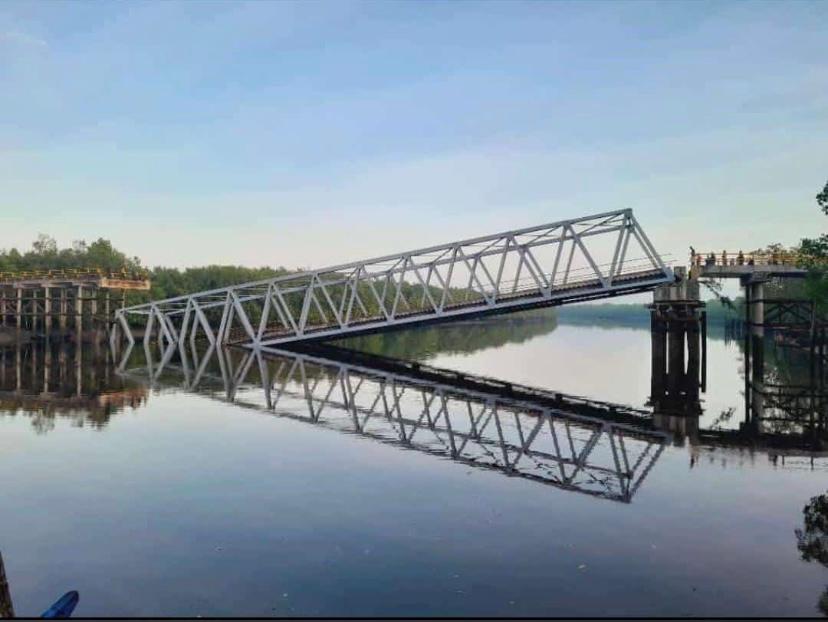Jembatan Perawang di Meranti Ambruk
