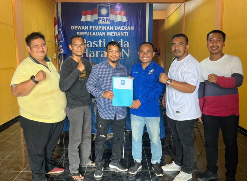 Misjan Tomy Ambil Formulir Bacalon Bupati Dan Wakil Bupati Kepulauan Meranti